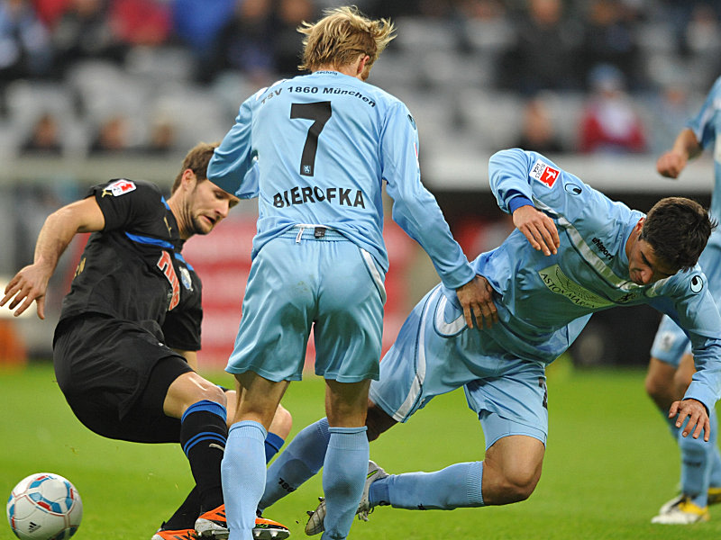 Gestocher: SCP-Angreifer Nick Proschwitz beharkt M&#252;nchens Antonio Rukavina. Daniel Bierofka beobacht den Zweikampf. Am Ende der Partie stand ein 1:1 zu Buche.  