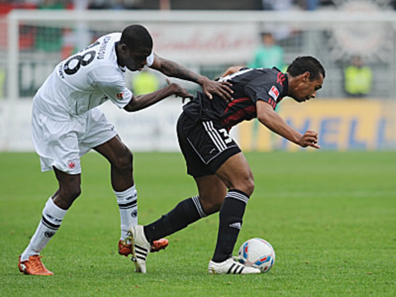 Frankfurts Angreifer waren meist zweiter Sieger: Idrissou gegen Matip.