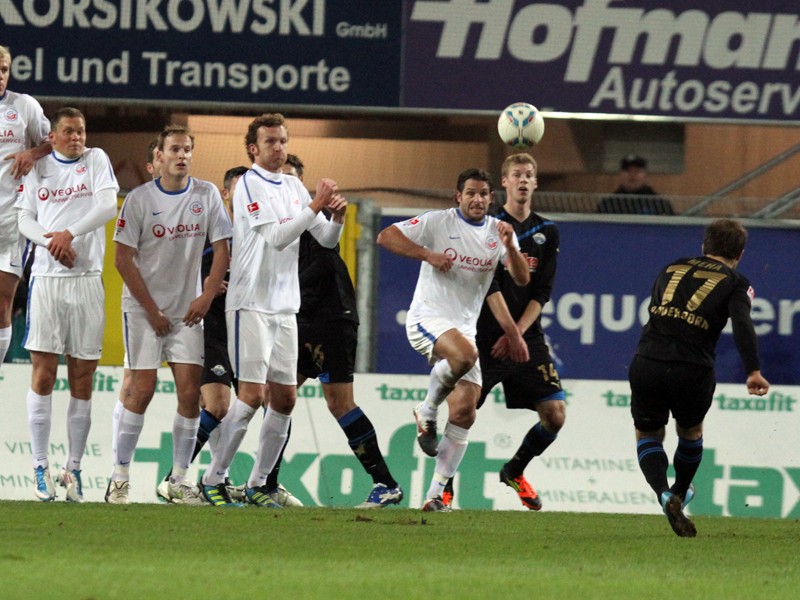 Standard-Spezialist: Paderborns Alban Meha hebt den Ball &#252;ber die Mauer zum 1:0 ins Tor. 
