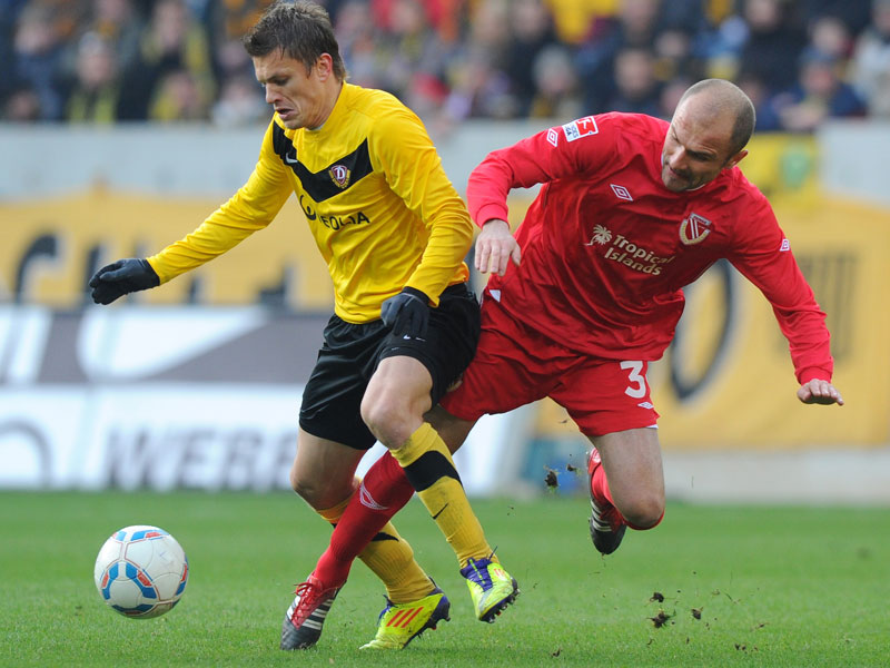 Zlatko Dedic (Dresden) behauptet den Ball im Duell mit Energies Ivica Banovic.