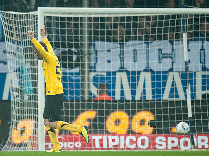 Eine Bochumer Leihgabe brachte Dynamo Dresden im Revier auf Kurs: Zlatko Dedic bejubelt zur&#252;ckhaltend seinen Treffer zum 1:0. 