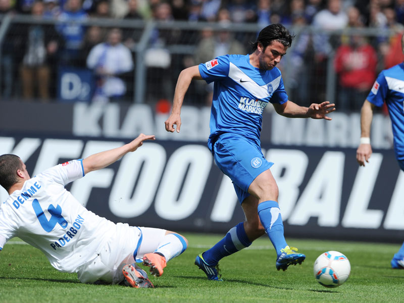 KSC-Torvorbereiter Marco Terrazzino kommt gegen Paderborns Diego Demme zum Abschluss.