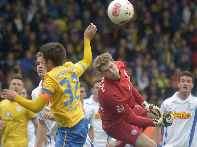 Die Kapit&#228;ne im Blickpunkt: VfL-Keeper Andreas Luthe kl&#228;rt vor Dennis Kruppke in dessen 100. Zweitligaspiel.