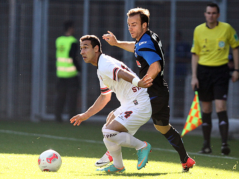 Akaki Gogia (li.) schirmt den Ball erfolgreich vor Paderborns Alban Meha ab. 