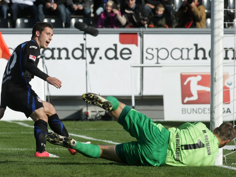 FSV Frankfurts Mathew Leckie (li.) trifft gegen Regensburgs Torwart Michael Hofmann zum 1:0.