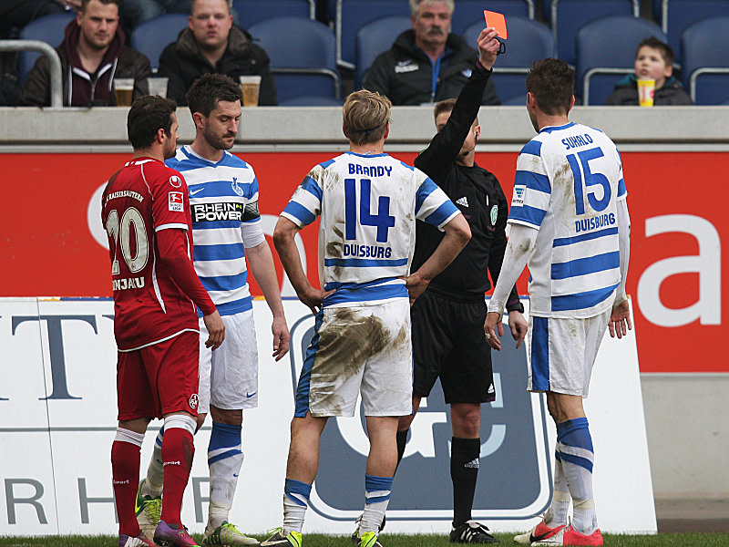 Strittig: Schiedsrichter Schriever zeigt Duisburgs Sukalo die Rote Karte.