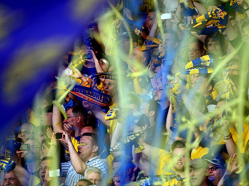 Farbenfroh: Im ersten Heimspiel nach dem Aufstieg wurde die Eintracht von ihren Fans mit viel Beifall empfangen. 