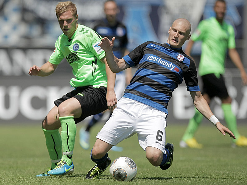 FSV-Neuzugang Kauko behauptet den Ball gegen Karlsruhes Henning (l.).