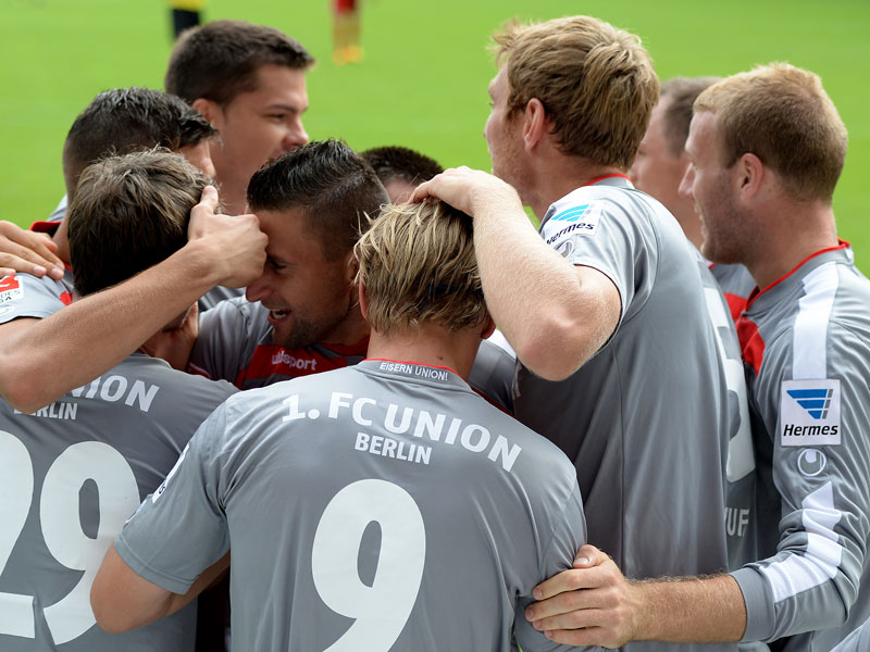 Gl&#252;ckliche Sieger: Die Mannschaft von Union Berlin freut sich &#252;ber den Dreier und die damit verbundene Tabellenf&#252;hrung.