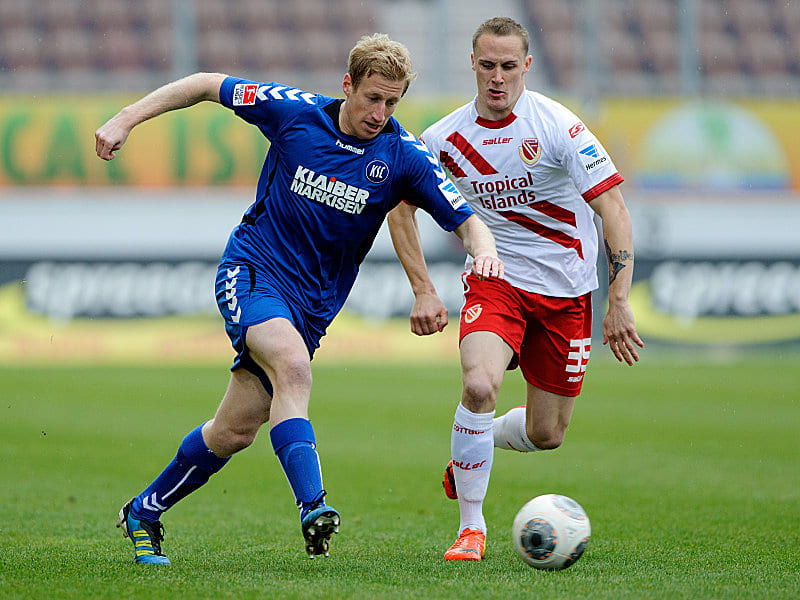 Im Nahkampf: Karlsruhes Klingmann und Michel vom FC Energie haben beide den Ball im Blick.