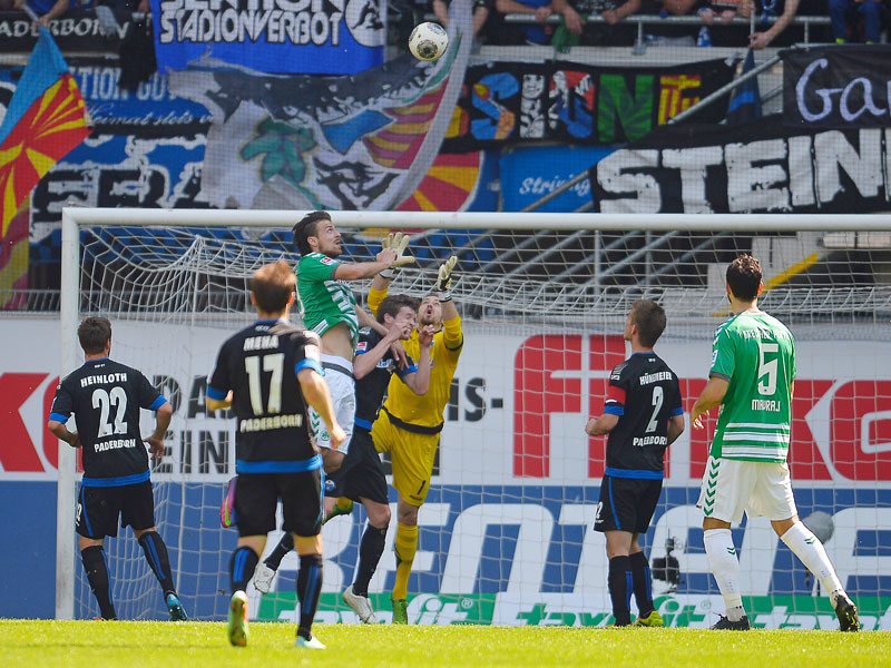 F&#252;rths Ilir Azemi war zweimal per Kopf zur Stelle: Hier markierte er den 1:1-Ausgleichstreffer.