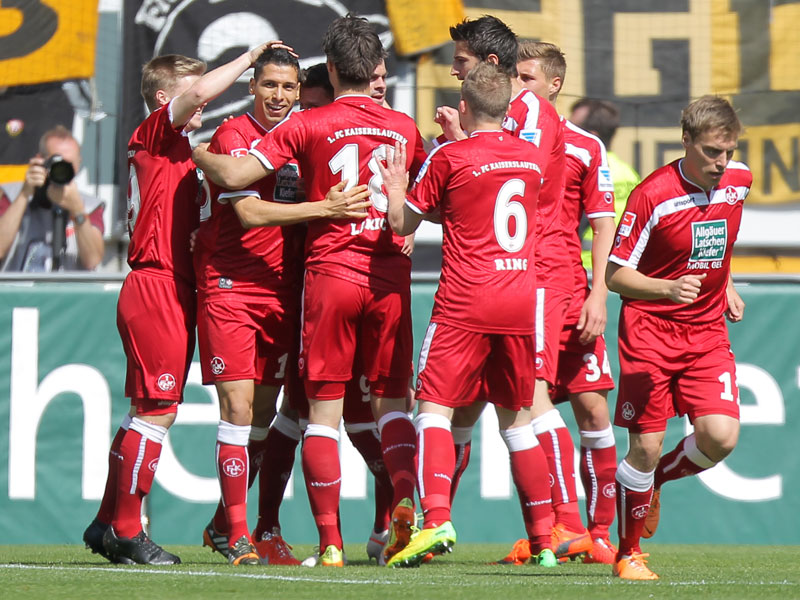 Jubeltraube: Hochverdient gewann der FCK gegen Dresden mit 4:0.