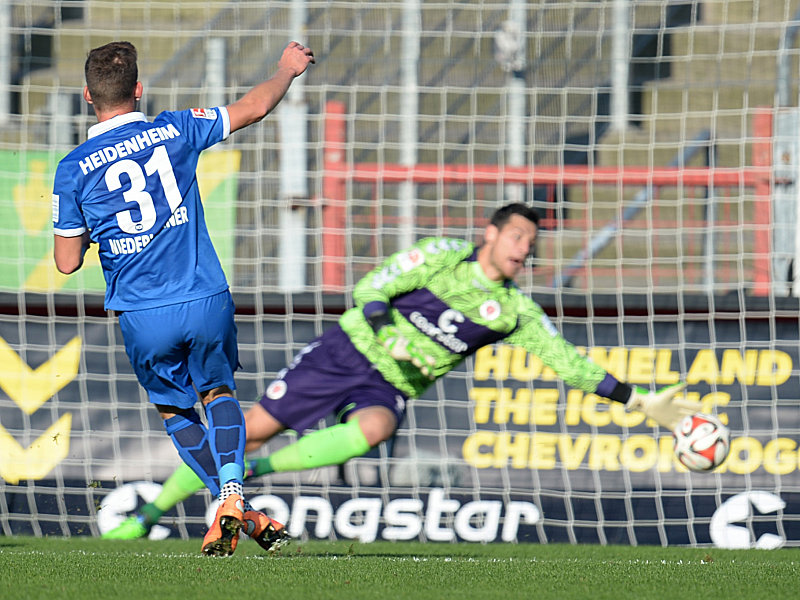 Das 2:0: Florian Niederlechner (li.) &#252;berwindet Philipp Tschauner. 