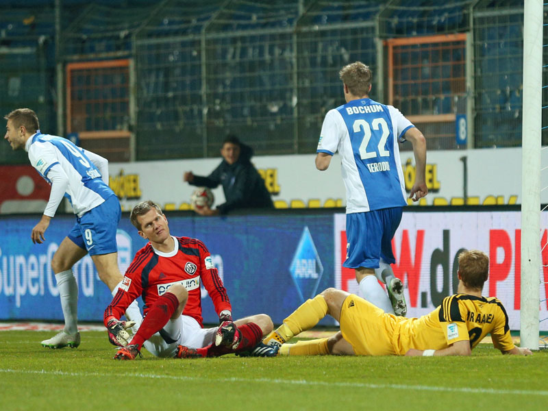 Gl&#252;cksmoment: Stanislav Sestak (li.) dreht jubelnd ab, das VfL-Tor hat aber Aalens Andre Hainault (liegend) erzielt.
