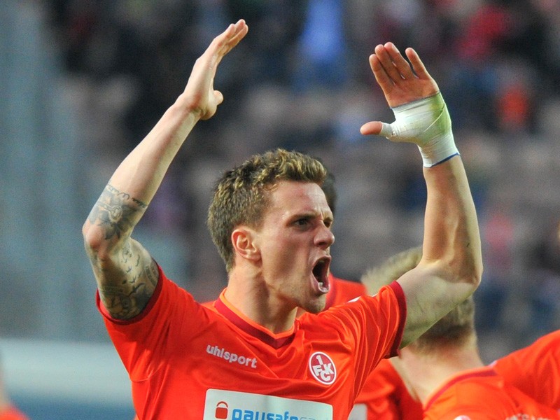 Kaiserslauterns Simon Zoller schreit seine Freude nach seinem Treffer zum 1:1 heraus.