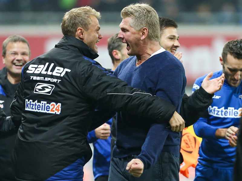 Die pure Freude: Der &quot;Tiger&quot; Effenberg jubelt mit seinem Co-Trainer S&#246;ren Osterland. 