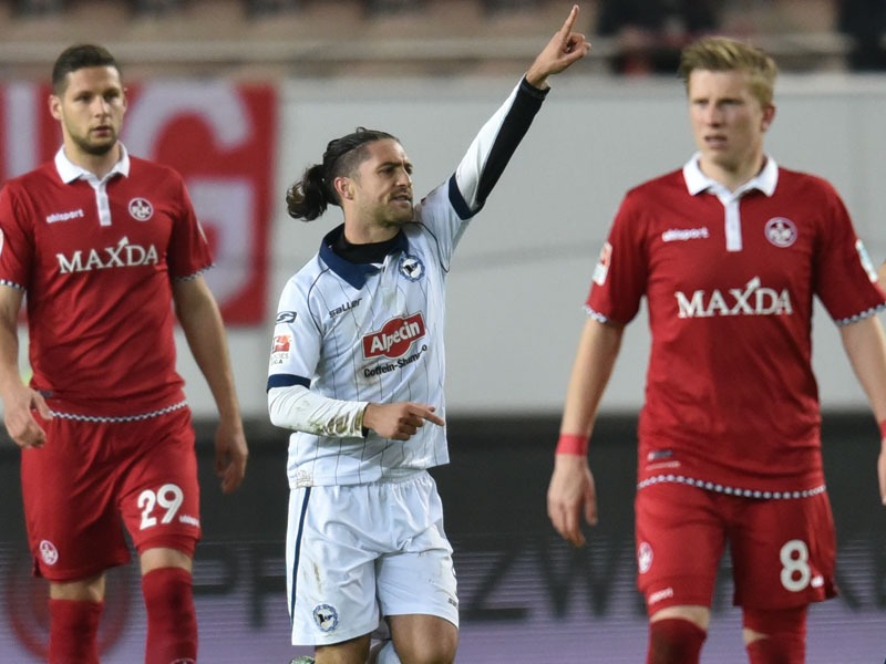 Nach oben: David Ulm zeigt die Richtung an, in der Tabelle &#252;berholte die Arminia den FCK dank des Sieges.