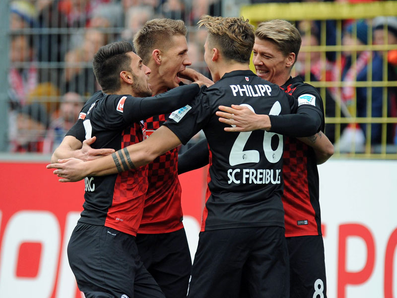 Freiburger Jubeltraube: Philipp und Frantz haben vorbereitet, Petersen hat vollstreckt - 1:0.