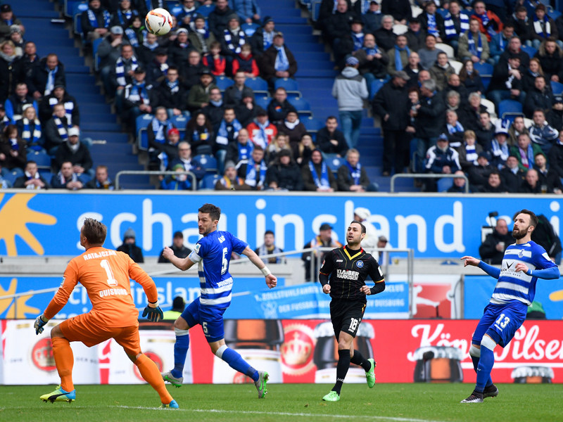 Blitzstart: Karlsruhes Manuel Torres (#18) trifft per Lupfer zum 1:0.