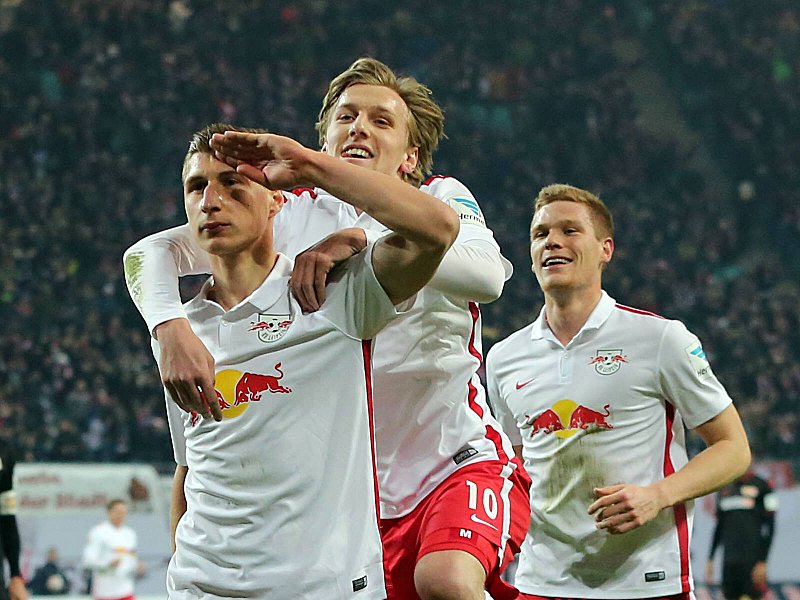 Leipzigs Willi Orban jubelt mit Emil Forsberg &#252;ber seinen Treffer zum 2:0. 