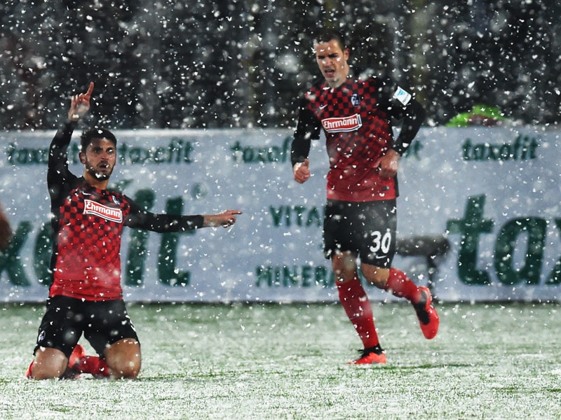 Winter-Wunderland: Freiburgs Vicenzo Grifo (l.) rutscht nach seinem Treffer zum 1:0 durch den Schnee.