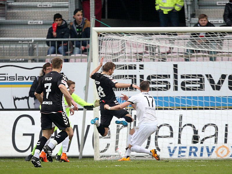 Tor! Lennart Thy (Mitte) bringt den FC St. Pauli mit seinem siebten Saisontreffer fr&#252;h in F&#252;hrung. 