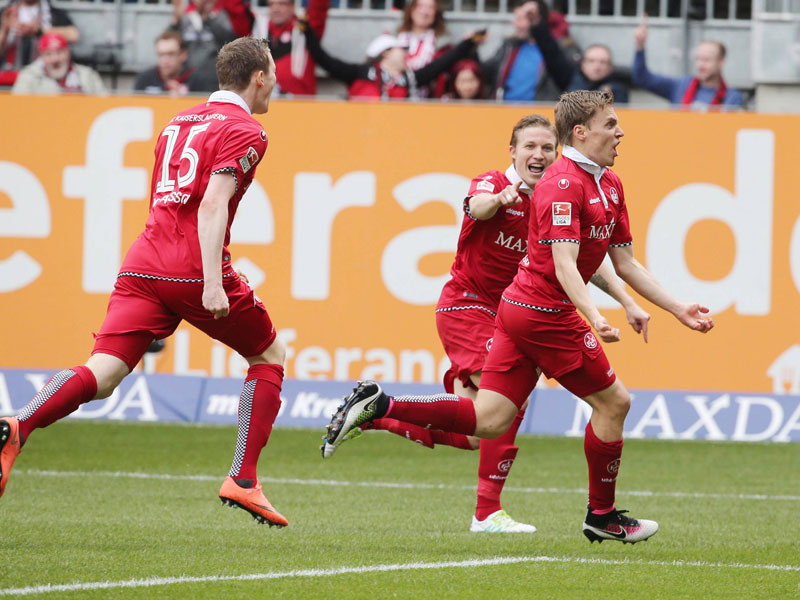 Jubel &#252;ber die fr&#252;he F&#252;hrung: Kaiserslauterns Jenssen bringt den FCK in der sechsten Minute in Front.