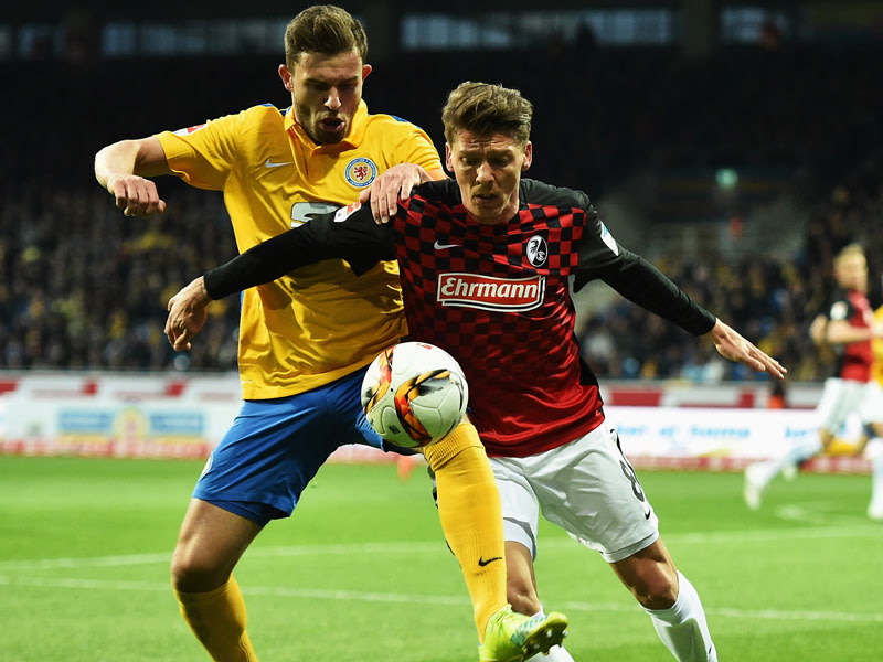 Eng am Mann: Braunschweigs Ken Reichel (l.) gegen Freiburgs Maik Frantz (r.).