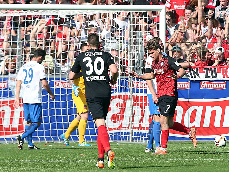 Zaghafter Jubel gegen den Ex-Klub: Freiburgs Doppelpacker Florian Niederlechner (re.).