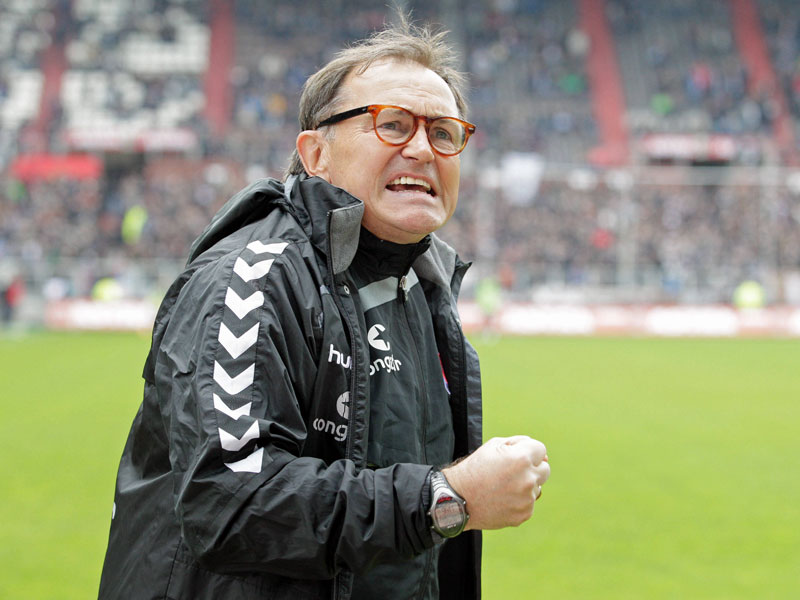 Jubelfaust: St. Paulis Coach Ewald Lienen hatte zum Saisonabschluss nochmal Grund zur Freude.