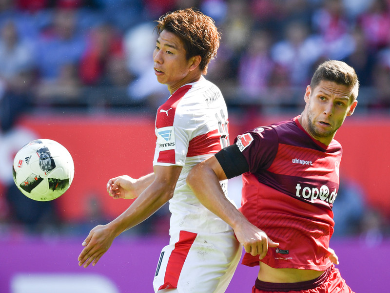 Intensives Duell: Stuttgarts Takuma Asano (l.) gegen Kaiserslauterns Stipe Vucur (r.).