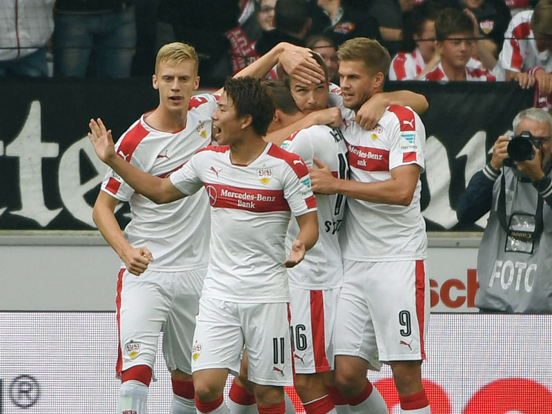 Freudentaumel: Der VfB Stuttgart feiert Toni Sunjics (2.v.r.) 1:0 gegen Braunschweig.