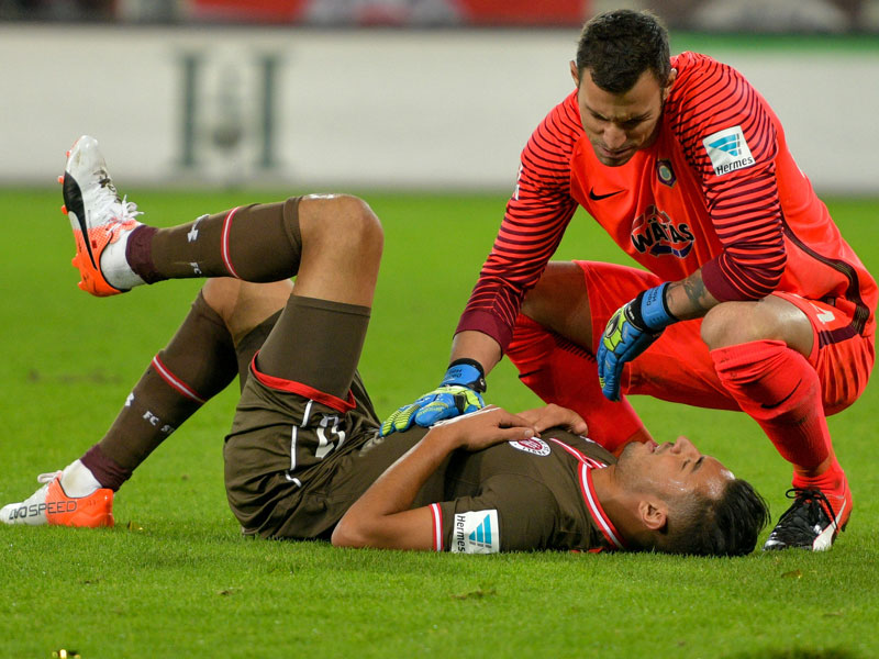 St. Pauli am Boden: Daniel Haas k&#252;mmert sich um den am Boden liegenden Aziz Bouhaddouz.