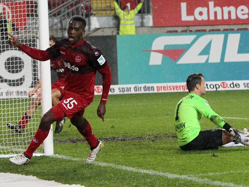 Erst Fehler, dann Solo: Kaiserslauterns Osayamen Osawe dreht nach seinem 1:0 jubelnd ab.