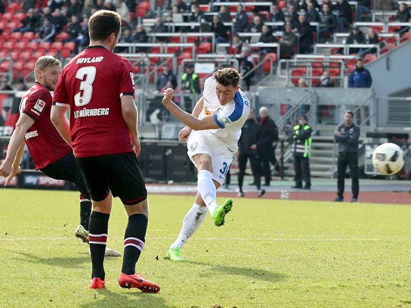 Vorbildliche Schusshaltung: Nils Quaschner trifft zum entscheidenden 1:0 des VfL.
