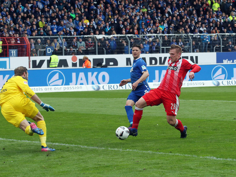 Karlsruher Tiefschlag Nummer eins: Rouwen Hennings erzielt das 1:0 f&#252;r D&#252;sseldorf.