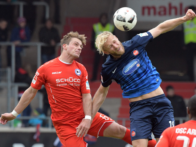 Luftduell: Bielefelds Tom Sch&#252;tz (l.) gegen Heidenheims Sebastian Griesbeck (r.).