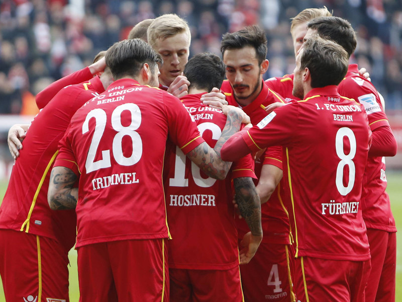 Union Berlin bejubelt den Treffer von Philipp Hosiner (Mitte) zum 1:0 gegen den SV Sandhausen. 