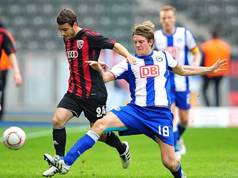 Hat bereits f&#252;r die erste Mannschaft in der Zweiten Liga gespielt: Benjamin Kauffmann von Ingolstadt II (li., hier gegen Herthas Peter Niemeyer).