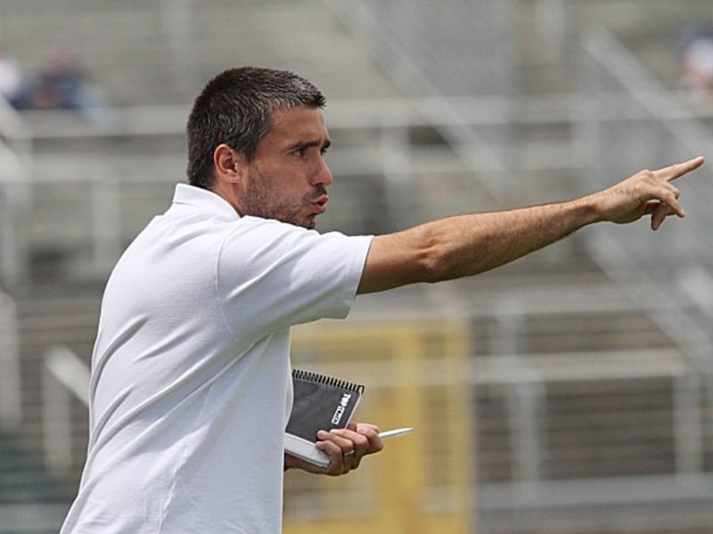 Hat eine anstrengende Saison vor sich: Eintracht-Trainer Oscar Corrochano.