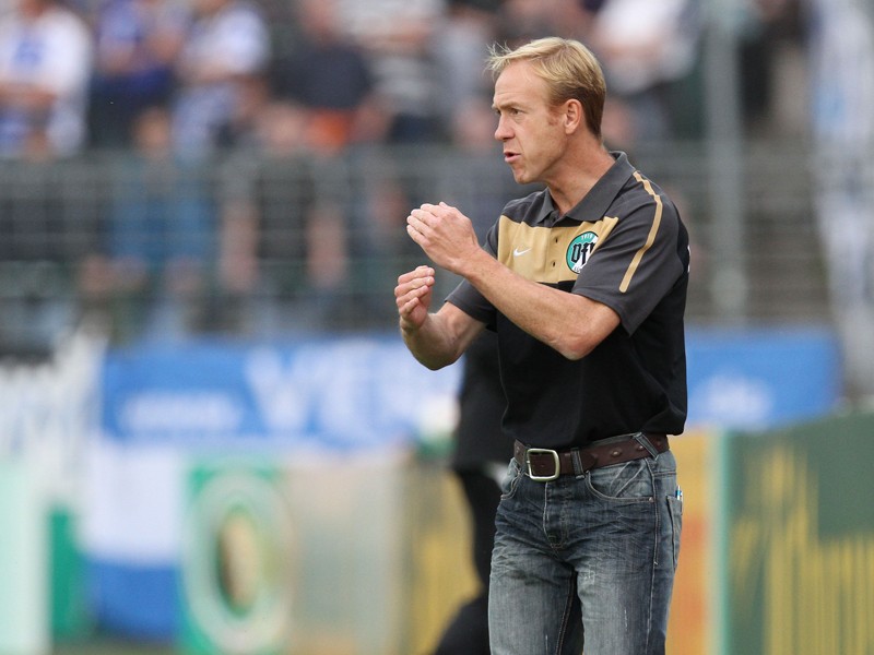 Geht in seine vierte Saison beim VfB L&#252;beck: Cheftrainer Peter Schubert.