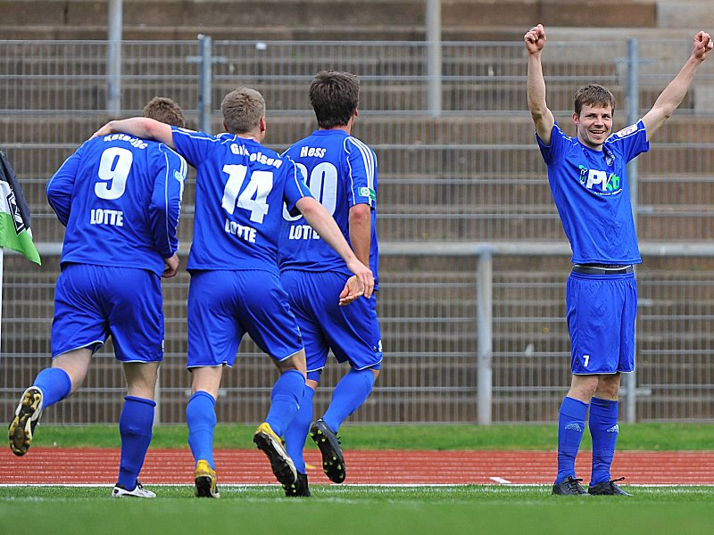 Jubelt mit seinen Teamkollegen: Julian Loose (re.) erzielte gegen Kaiserslautern das Siegtor.