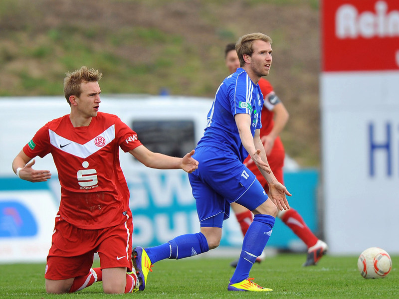 Nicht mehr bei RWE: Dirk Jasmund (l., hier gegen Lottes Christian Schl&#246;sser) einigte sich mit Essen auf die Aufl&#246;sung seines Vertrags.