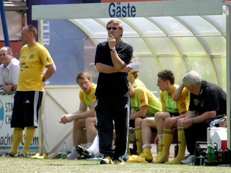 Kritischer Blick: Coach J&#252;rgen Decker (M.) verlor mit Greif Torgelow am Samstag in Chemnitz mit 0:1.