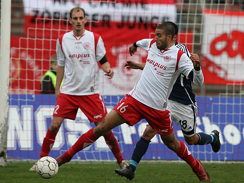 Einer von bisher neun Neuen beim FC Oberneuland: Erkan Kilicaslan (vo.), hier im Trikot des Halleschen FC.