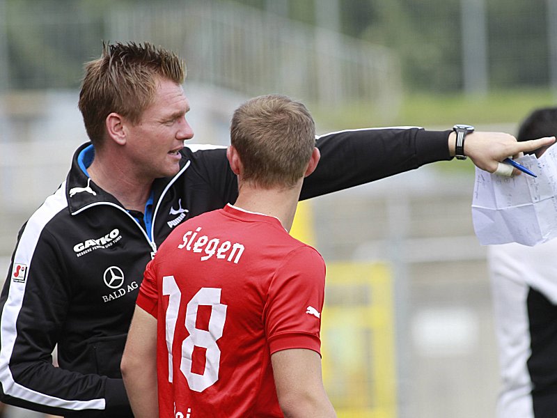 Akribische Vorbereitung vor dem Spiel gegen Lotte: Siegen-Trainer Michael Boris (li.) und Andr&#233; Dej.