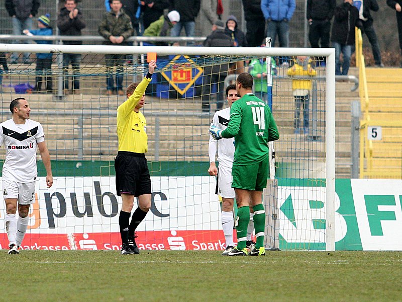 Wurde von Schiedsrichter Christian Dingert des Platzes verwiesen: Triers Keeper Stephan Lobou&#233;.