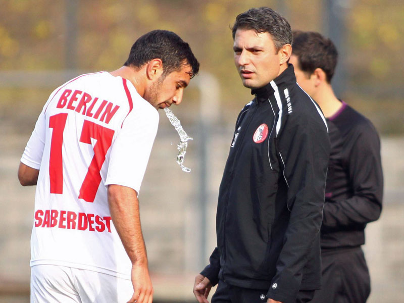 Vorerst von BAK-Trainer Engin Yanova (re.) suspendiert: Omid Saberdest.