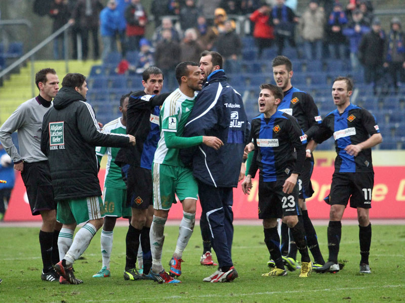 Der ehemalige Koblenzer Emil Noll (M.) lieferte sich nach dem Spiel eine Rangelei mit Patrick Nonnenmann (nicht im Bild).