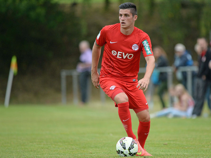 Tr&#228;gt auch in Zukunft ein rotes Trikot, allerdings in der Regionalliga Bayern: Marcel Mosch geht nach Seligenporten.
